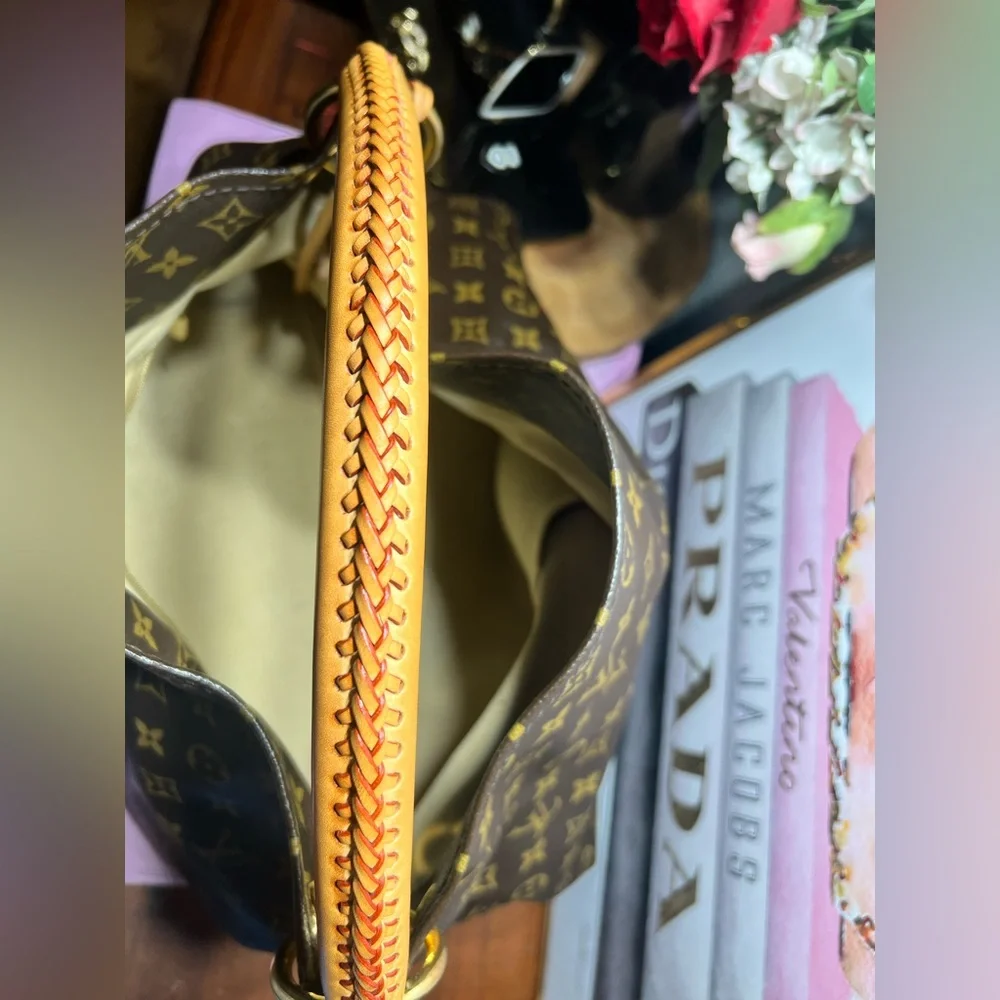 LOUIS VUITTON ARTSY MM MONOGRAM The Sophisticated Hobo With A Boho Twist… - Picture 11 of 17